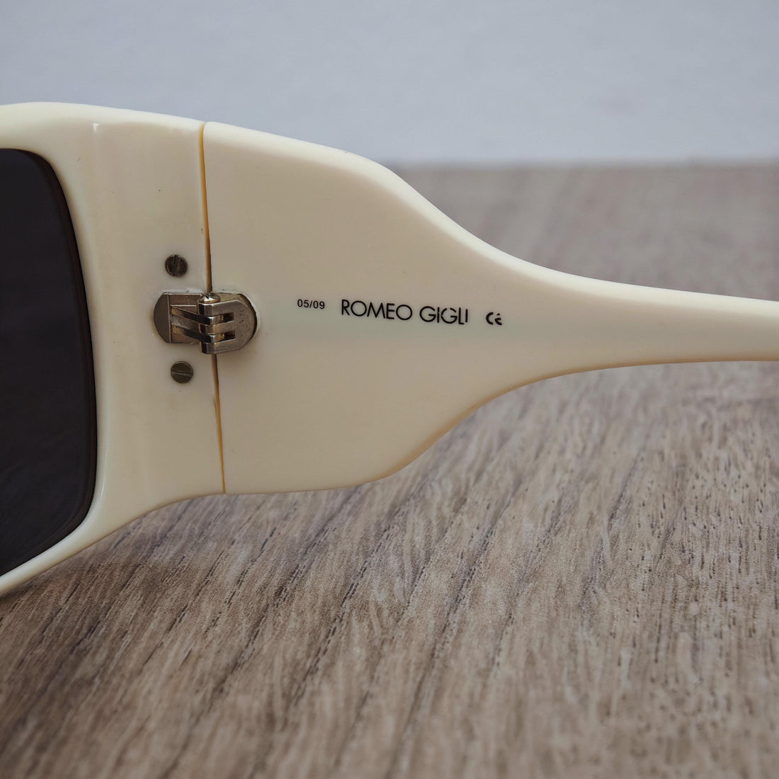 Romeo Gigli Ivory Oversized Sunglasses – Made in Italy RG67203 (1990s-2000s)